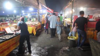 KOTA KINABALU, MALAYSIA - 25 Şubat 2018: Kota Kinabalu, Sabah, Malezya 'daki gece marketlerinde deniz ürünleri tezgahları