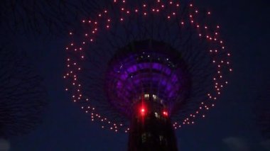 SINGAPORE, SINGAPORE - 11 Mart 2018 Singapur 'daki Supertree Grove' da Lightshow Garden Rhapsody