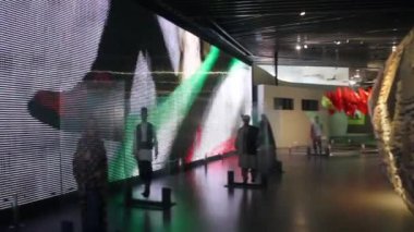 TEHRAN, İRAN - 16 Nisan 2018: İran 'daki İslam Devrimi ve Kutsal Savunma Müzesi' nde sergiler