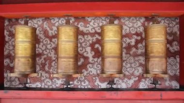 Çin 'in Gansu bölgesindeki Xiahe kasabasındaki Labrang Manastırı' nda dua eden tekerlekler.