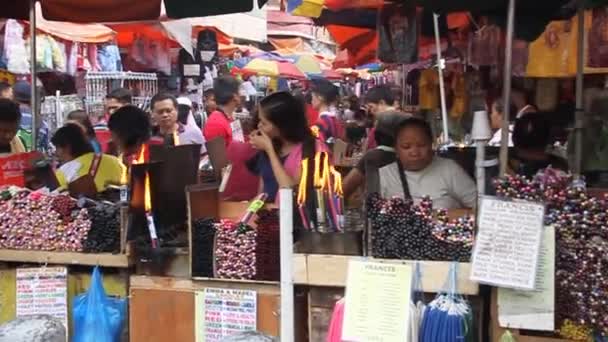 MANILA, PHILIPPINES - 27. června 2018: Náboženský trh před minoritní bazilikou Černého Nazaretského v Manile — Stock video