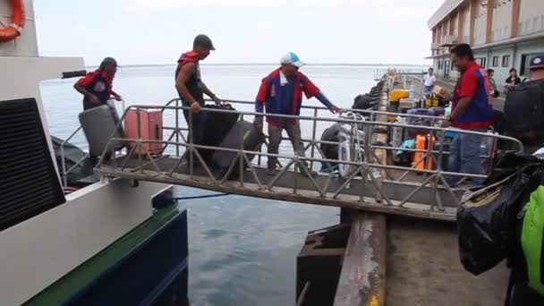 CEBU, FILIPINAS - 12 DE FEBRERO DE 2018: Descarga del ferry en la Terminal de Pasajeros en Cebú, Filipinas — Vídeos de Stock