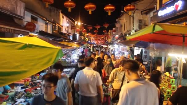 MALACCA, MALASIA - 18 DE MARZO DE 2018: La gente en Jonker Walk Night Market en el centro de Malaca Melaka — Vídeo de stock