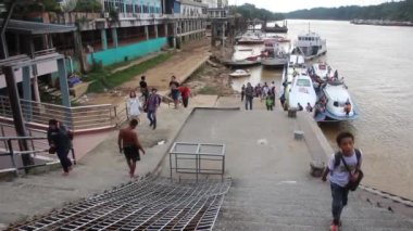 KAPIT, MALAYSIA - 2 Mart 2018: Kapit, Sarawak, Malezya 'daki Batang Rejang nehrinde tekneler