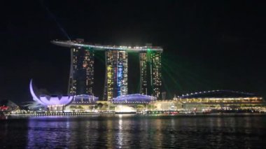 SINGAPORE, SINGAPORE - 12 Mart 2018: Singapur 'daki Marina Bay Sands binasının lazer gösterisi akşam görüşü