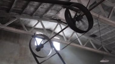 Hat milleri ve kemerlerle donatılmış 19. yüzyıl fabrikası.