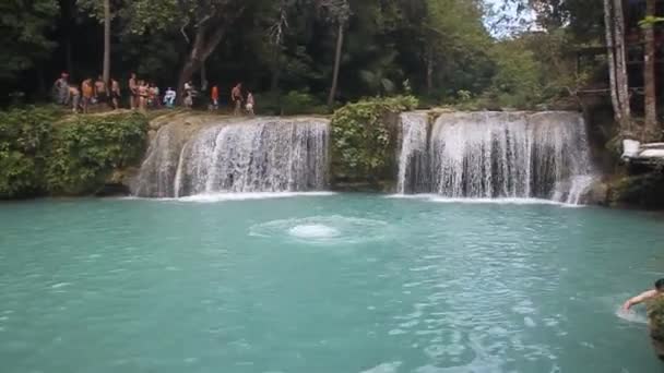 SIQUIJOR, PHILIPPINEN - 9. FEBRUAR 2018: Menschen genießen Cambugahay Falls auf der philippinischen Insel Siquijor. — Stockvideo