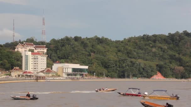 BANDAR SERI BEGAWAN, BRUNEI - 26 DE FEBRERO DE 2018: Barcos, transmisores en una colina en Bandar Seri Begawan, capital de Brunei. Ministerio de Asuntos Exteriores visible — Vídeos de Stock