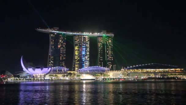 SINGAPORE, SINGAPORE - MÁRCIUS 12, 2018: Evening view of the laser show from Marina Bay Sands building in Singapore — Stock videók