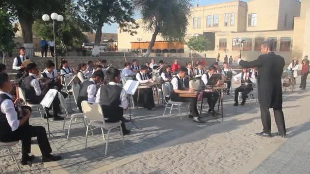 Бухара, УЗБЕКИСТАН - 30 апреля 2018 года: Музыканты в центре Бухары, Узбекистан — стоковое видео