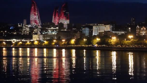 BAKU, AZERBAIJAN - 7 de junio de 2018: Vista nocturna del horizonte de Bakú con Flame Towers, Azerbaiyán — Vídeo de stock