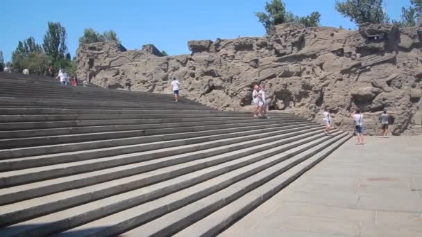 VOLGOGRAD, RUSSIA - JUNE 28, 2018：纪念史达林格勒战役的纪念碑建筑群，位于俄罗斯伏尔加格勒的Mamayev Hill — 图库视频影像