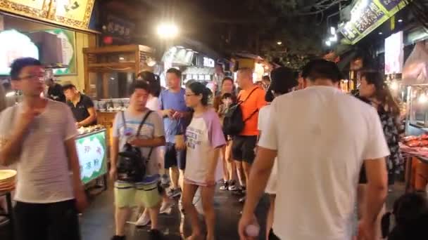 XIAN, CHINA - 2 de agosto de 2018: Vista nocturna de un estrecho callejón en el barrio musulmán de Xian, China — Vídeo de stock