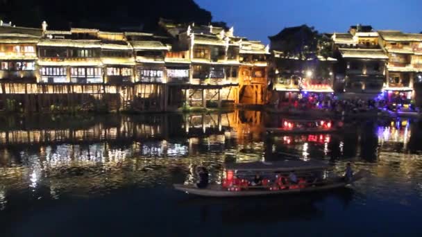 FENGHUANG, KINA - AUGUST 14, 2018: Kvällstid i Fenghuang Ancient Town, Hunanprovinsen, Kina — Stockvideo