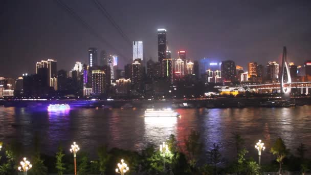 CHONGQING, CHINA - sierpień 16, 2018: Skyline of Chongqing with Yangtze river, Chiny — Wideo stockowe