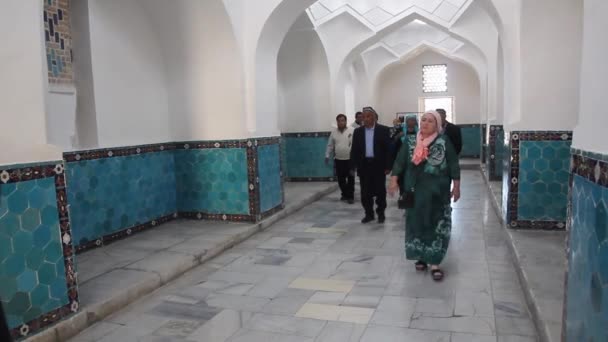 SAMARKAND, UZBEKISTAN - APRIL 27, 2018: Lokala turister i Gur-e Amir Mausoleum i Samarkand, Uzbekistan — Stockvideo