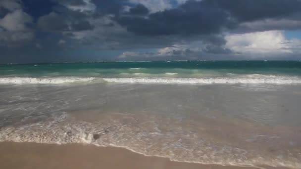 Cielo nuvoloso sulla spiaggia di Bavaro, Repubblica Dominicana — Video Stock