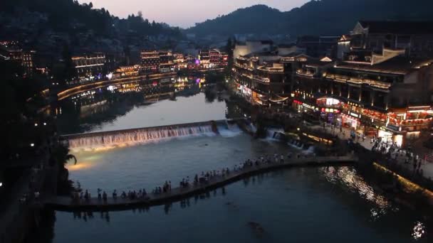 FENGHUANG, CHINA - 13 de agosto de 2018: Vista nocturna de Fenghuang Ancient Town, provincia de Hunan, China — Vídeo de stock