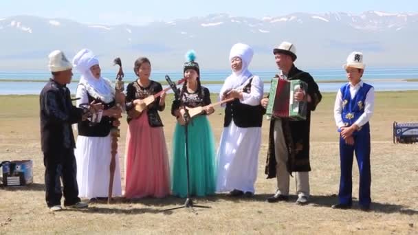 SONG KOL, KYRGYZSTAN - 25 Temmuz 2018: Son Kol Gölü kıyılarında düzenlenen Ulusal At Oyunları Festivali sırasında geleneksel müzik performansı — Stok video