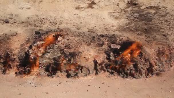 Yanar Dag, burning mountain, continuous natural gas fire — Stock Video