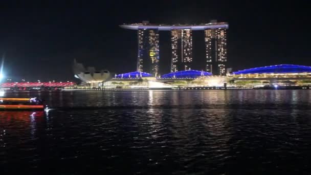 SINGAPUR, SINGAPUR - 12. března 2018: Večerní pohled na záliv Marina Bay v Singapuru — Stock video