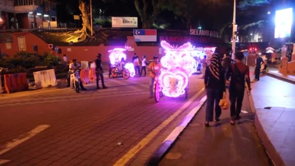 MALACCA, MALAYASIA - 18. března 2018: Noční pohled na barevné rikši v centru města Malacca Melaka — Stock video