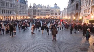 BRÜKSEL, BELGIUM - 3 Kasım 2018: Brüksel 'deki Grand Place Grote Markt' taki İnsanlar