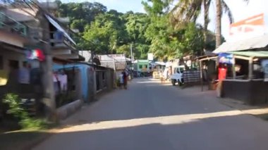 BORACAY, FİLİPPİNLER - 2 Şubat 2018: Boracay adasında bir caddede at sürmek