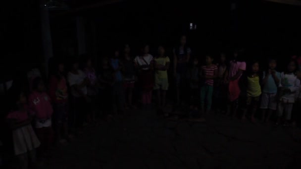 CAMBULO, FILIPINAS - 21 DE ENERO DE 2018: Los niños del pueblo de Cambulo cantan a los turistas en una casa de familia, isla de Luzón, Filipinas — Vídeo de stock