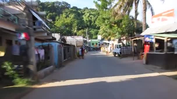 BORACAY, PHILIPPINEN - 2. Februar 2018: Fahrt auf einer Straße auf der Insel Boracay — Stockvideo