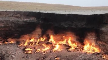 Darvaza Derweze gaz krateri aynı zamanda Cehennem Kapısı olarak da bilinir.