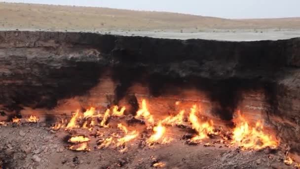 Darvaza Derweze cratera a gás chamado também A Porta para o Inferno — Vídeo de Stock
