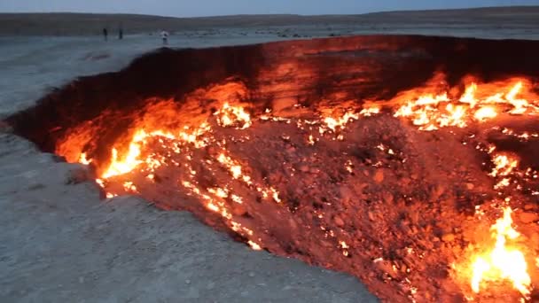 Дарваза Дервезе, газовый кратер Дверь в Хелл — стоковое видео