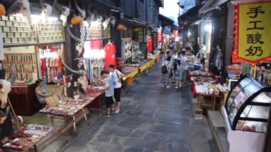 FURONG ZHEN, ÇİN - 11 Ağustos 2018: Furong Zhen kasabası, Hunan eyaleti, Çin 'de çeşitli tezgahları olan dar bir sokak manzarası