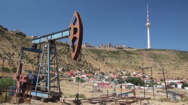 БАКУ, АЗЕРБАЙДЖАН - 20 июня 2018 года: Нефтяные вышки в пригороде Баку, Азербайджан — стоковое видео