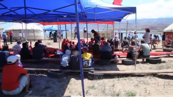 ISSYK KUL, KYRGYZSTAN - JULY 15, 2018: Ethnofestival Teskey Jeek at the coast of Issyk Kul lake in Kyrgyzstan — 图库视频影像