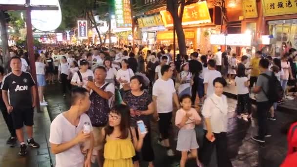 XIAN, CHINA - 2 de agosto de 2018: Vista nocturna de un estrecho callejón en el barrio musulmán de Xian, China — Vídeo de stock