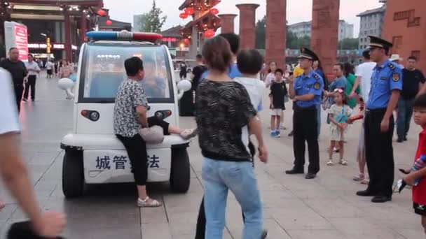 XIAN, CHINA - 5 sierpnia 2018: Wściekła kobieta walcząca z policją przed Wielką Pagodą Dzikich Gęsi w Xian, Chiny — Wideo stockowe