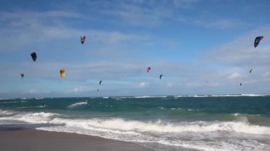 CABARETE, DOMINICAN Cumhuriyet - 13 Aralık 2018: Cabarete Sahili yakınlarındaki uçurtmacılar, Dominik Cumhuriyeti