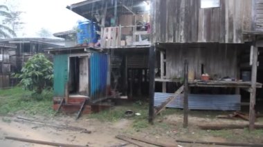 Şiddetli yağmurda Kinabatangan nehri yakınlarında küçük bir köy