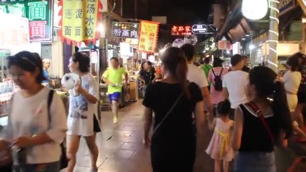 XIAN, CHINA - AUGUST 2, 2018: Вечірній вигляд вузької алеї в мусульманському кварталі Сіан, Китай — стокове відео