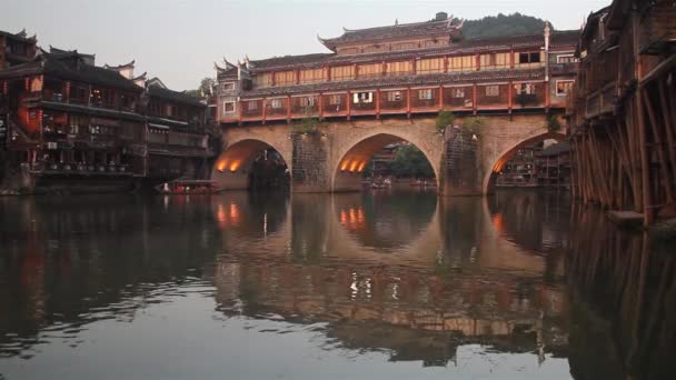 FENGHUANG, KINA - AUGUST 13, 2018: Hong bridge over Tuo river in Fenghuang Ancient Town, Hunanprovinsen, Kina — Stockvideo