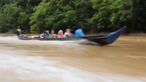 TAMAN NEGARA, MALASIA - 16 DE MARZO DE 2018: Barco con turistas en el río Tembeling en el parque nacional Taman Negara — Vídeos de Stock