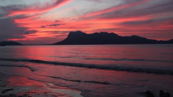 Puesta de sol en un mar en el Parque Nacional Bako — Vídeos de Stock