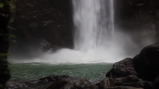 Casaroro Falls ve Valencii, ostrov Negros — Stock video