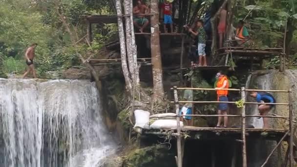 SIQUIJOR, PHILIPPINEN - 9. FEBRUAR 2018: Menschen genießen Cambugahay Falls auf der philippinischen Insel Siquijor. — Stockvideo