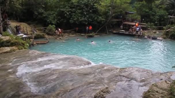 SIQUIJOR, PHILIPPINEN - 9. FEBRUAR 2018: Menschen genießen Cambugahay Falls auf der philippinischen Insel Siquijor. — Stockvideo