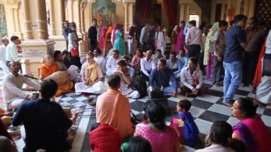 VRINDAVAN, INDIA - 18 Şubat 2017: Vrindavan, Uttar Pradesh State, Hindistan 'daki ISKCON örgütünün Krishna Balaram Mandir Tapınağı' nda insanlar Hare Krishna söylüyor