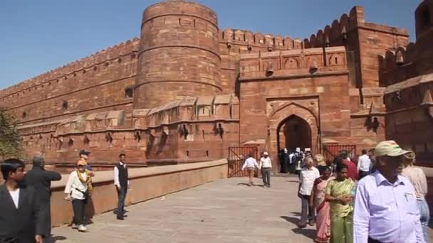 AGRA, ÍNDIA - FEVEREIRO 20, 2017: Turistas no Amar Singh Gate de Agra Fort, estado de Uttar Pradesh, Índia — Vídeo de Stock