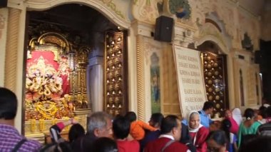 VRINDAVAN, INDIA - 18 Şubat 2017: Vrindavan, Uttar Pradesh State, Hindistan 'daki ISKCON örgütünün Krishna Balaram Mandir Tapınağı' nda insanlar Hare Krishna söylüyor